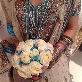 fwthumbDome of white roses with tuquoise bling2.jpg